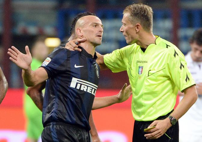 Cambiasso protesta. L'arbitro Valeri lo calma cos. Ansa